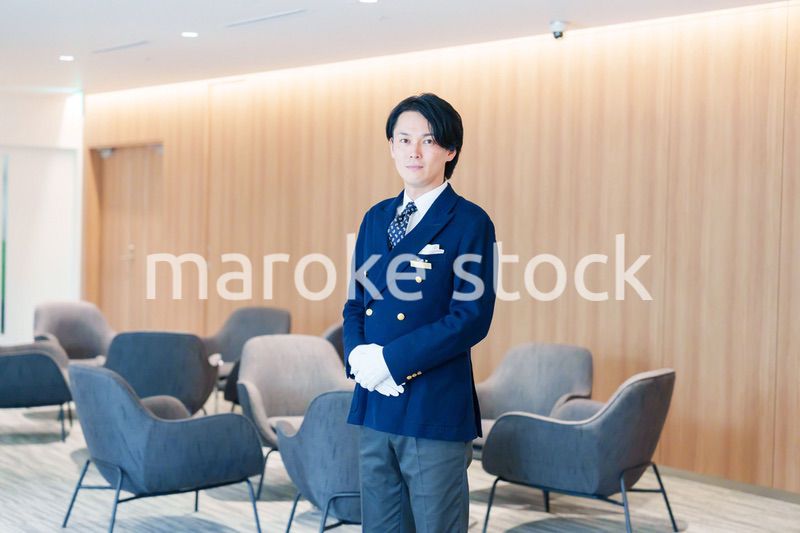 笑顔で接客をするホテルマンの男性
