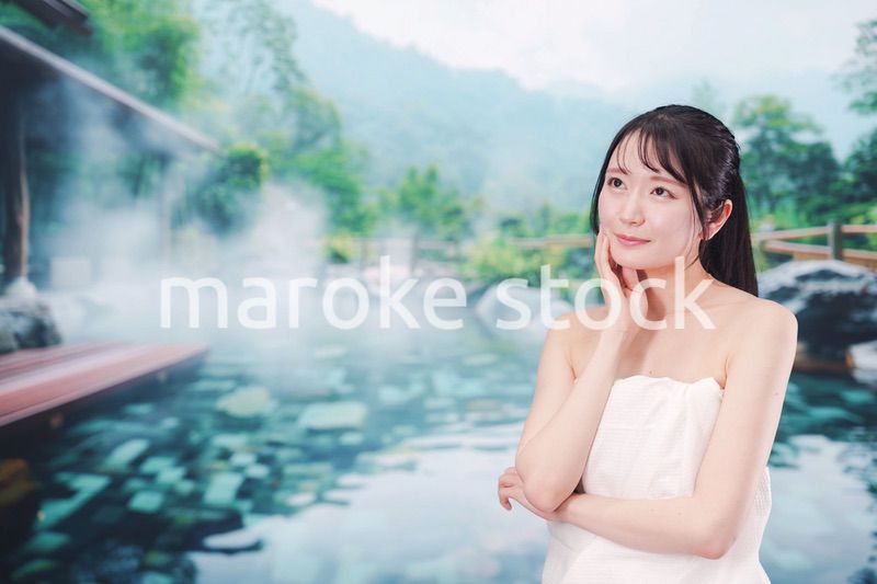 露天風呂でリラックスをする若い女性