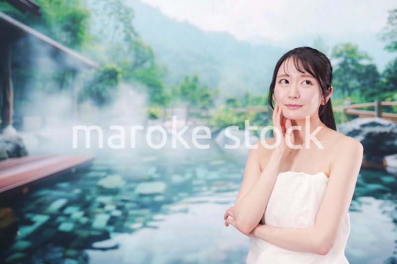 露天風呂でリラックスをする若い女性