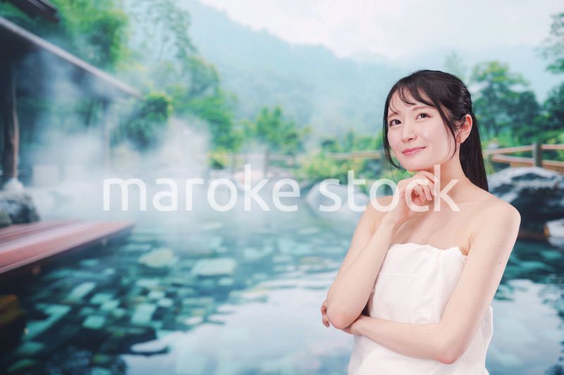 露天風呂でリラックスをする若い女性