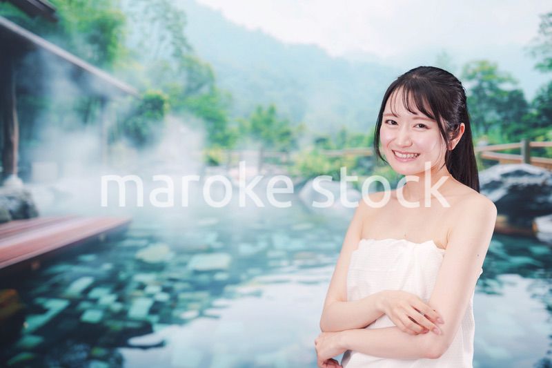 露天風呂でリラックスをする若い女性