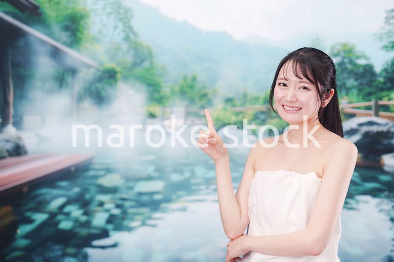 露天風呂でリラックスをする若い女性