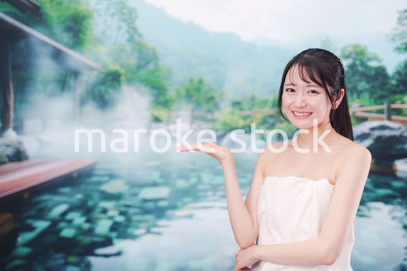 露天風呂でリラックスをする若い女性