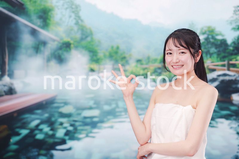 露天風呂でリラックスをする若い女性