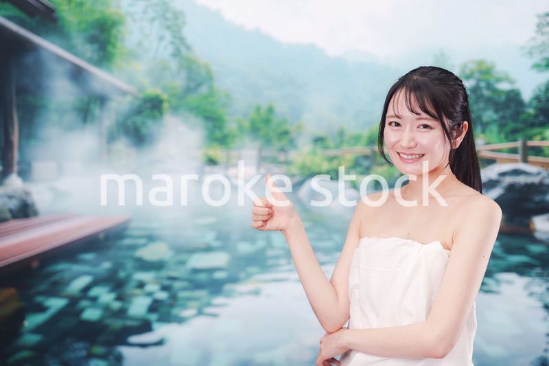 露天風呂でリラックスをする若い女性