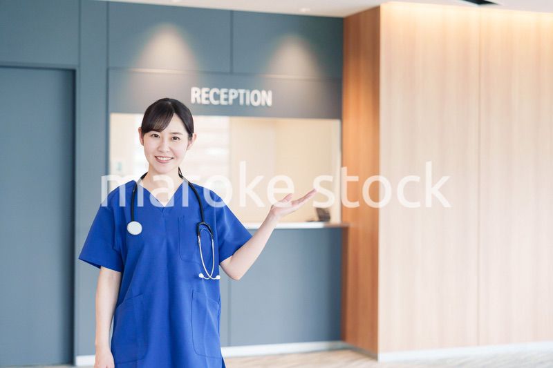患者を迎える医療従事者の女性