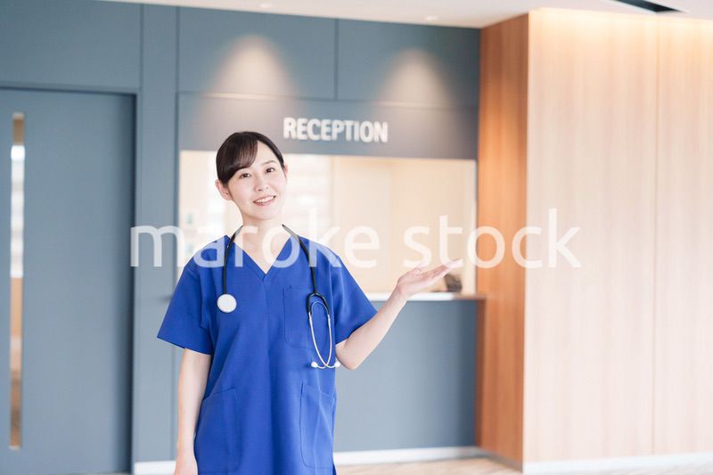 患者を迎える医療従事者の女性