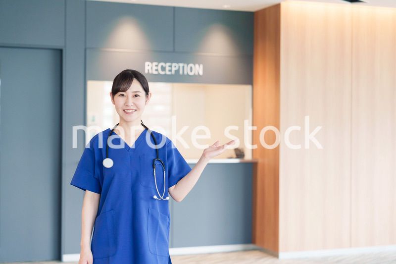 患者を迎える医療従事者の女性