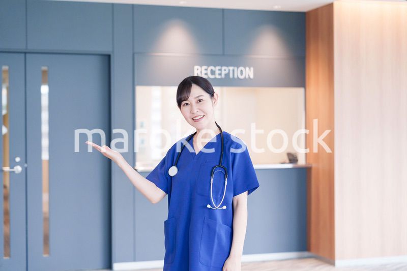 患者を迎える医療従事者の女性