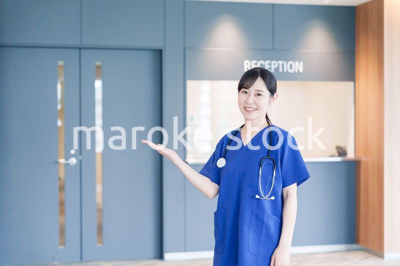 患者を迎える医療従事者の女性