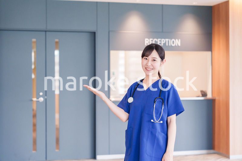 患者を迎える医療従事者の女性