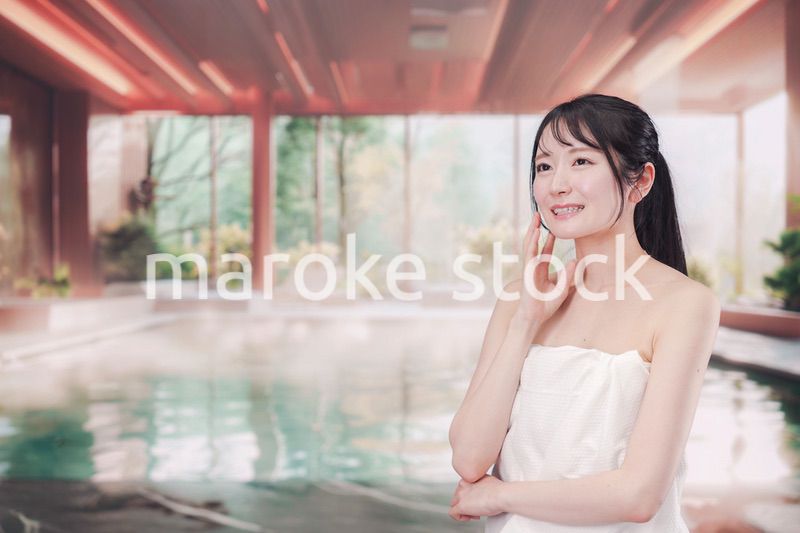 温泉でゆっくりとリラックスをする若い女性