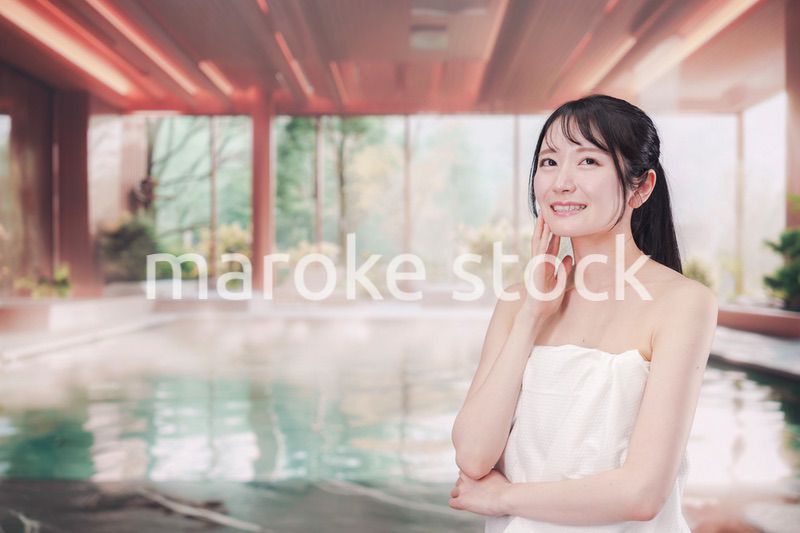 温泉でゆっくりとリラックスをする若い女性