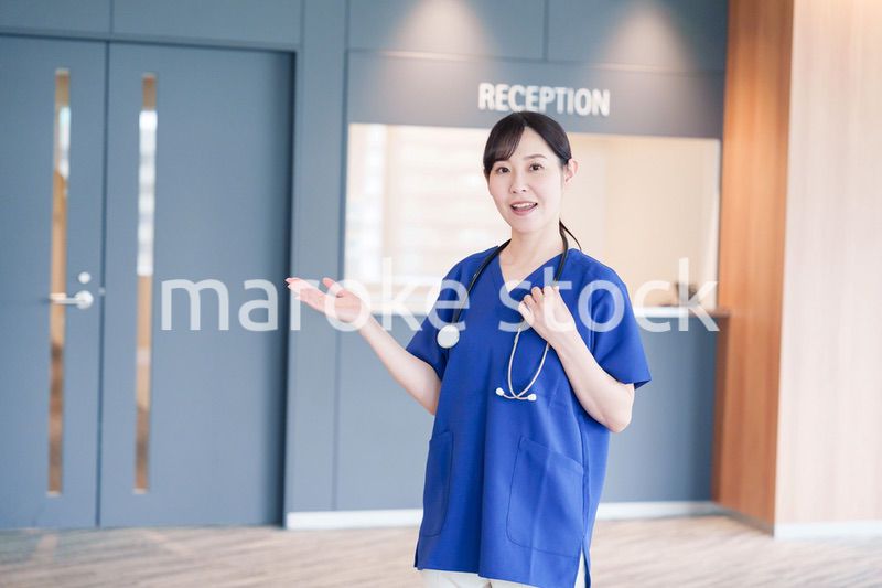 患者を迎える医療従事者の女性