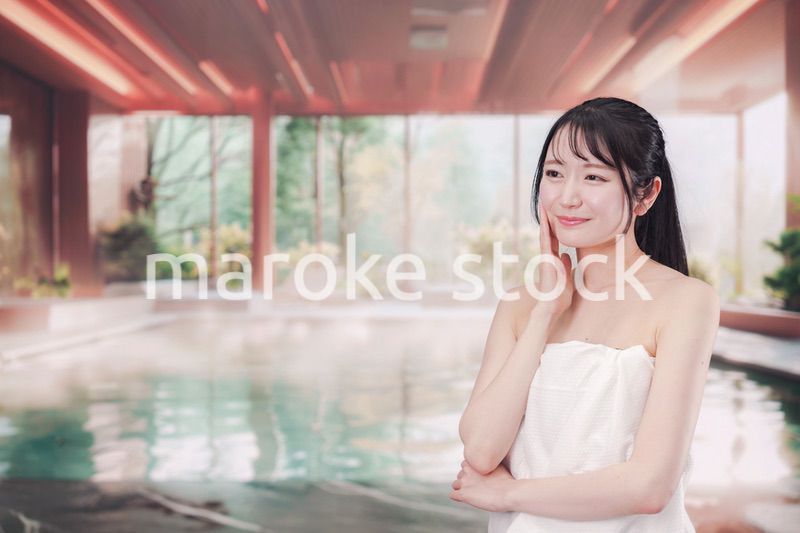 温泉でゆっくりとリラックスをする若い女性