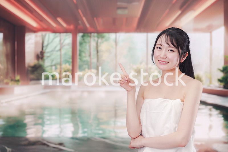 温泉でゆっくりとリラックスをする若い女性