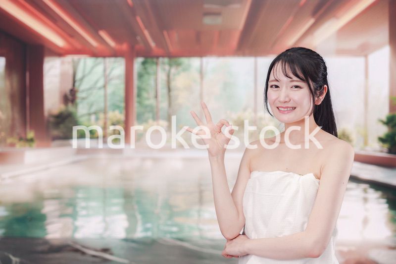 温泉でゆっくりとリラックスをする若い女性