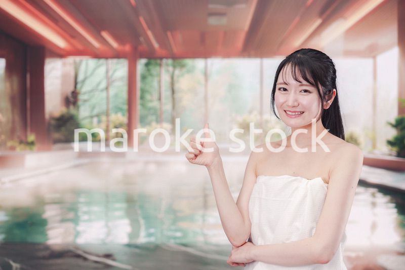 温泉でゆっくりとリラックスをする若い女性