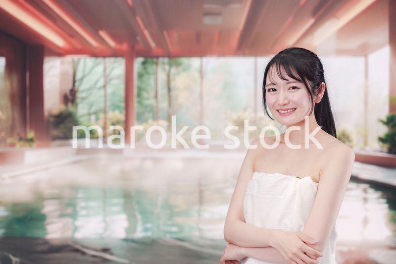 温泉でゆっくりとリラックスをする若い女性