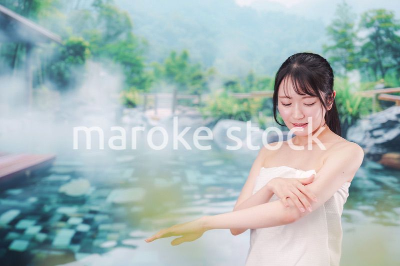 露天風呂でリラックスをする若い女性