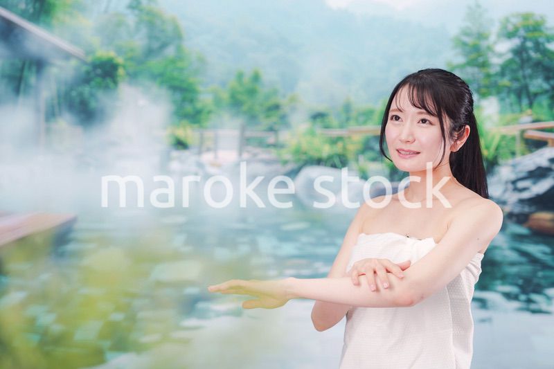 露天風呂でリラックスをする若い女性