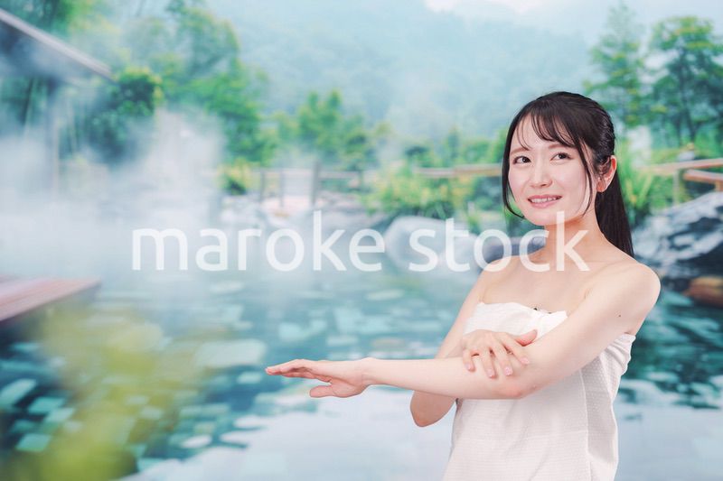 露天風呂でリラックスをする若い女性