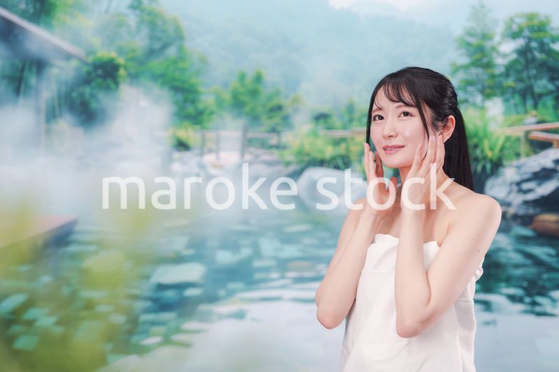 露天風呂でリラックスをする若い女性