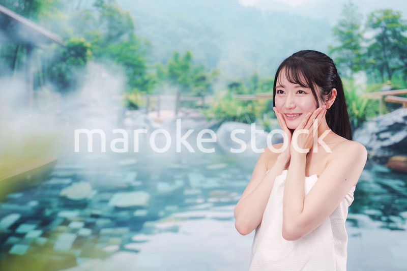 露天風呂でリラックスをする若い女性