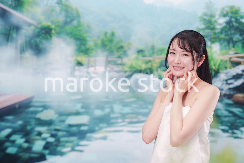 露天風呂でリラックスをする若い女性