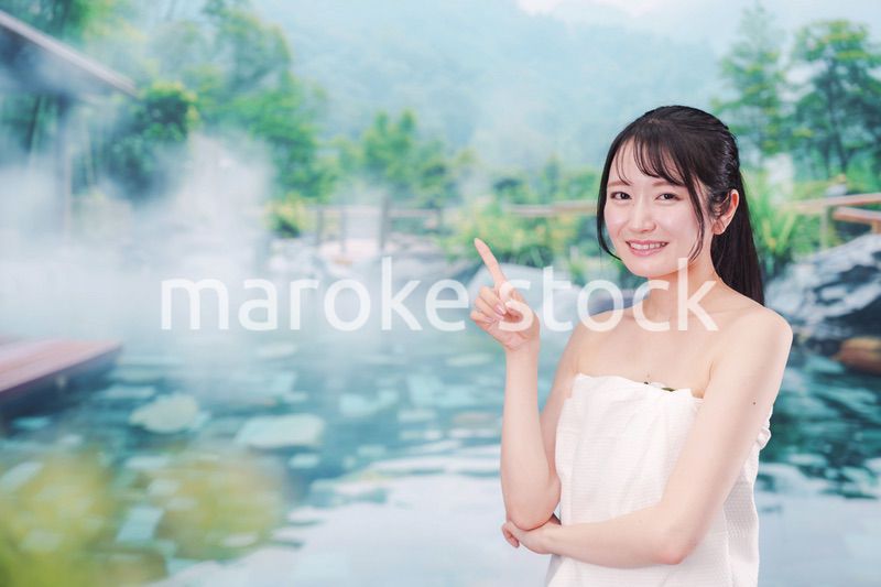 露天風呂でリラックスをする若い女性