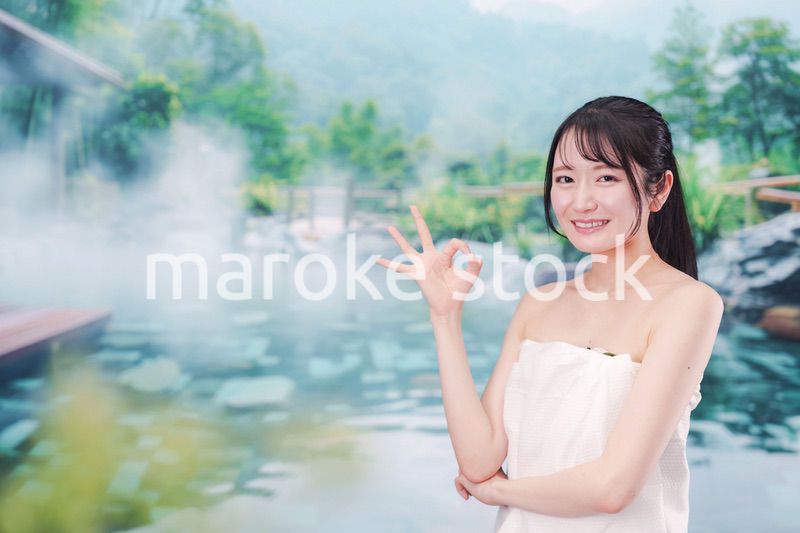 露天風呂でリラックスをする若い女性