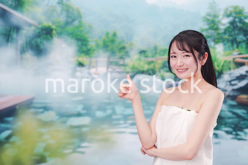 露天風呂でリラックスをする若い女性