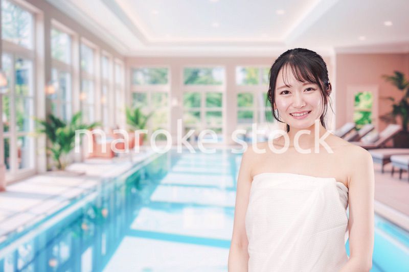 屋内プールを楽しむ若い女性