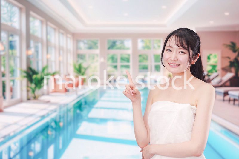屋内プールを楽しむ若い女性