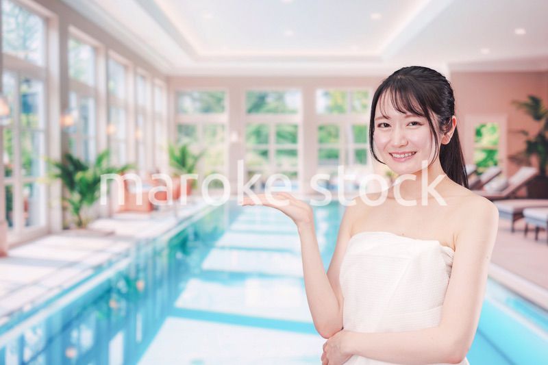 屋内プールを楽しむ若い女性