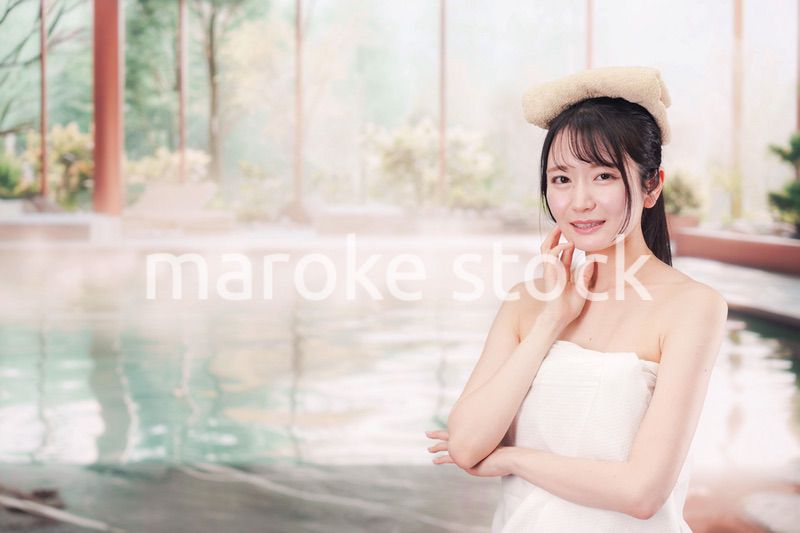 温泉でゆっくりとリラックスをする若い女性