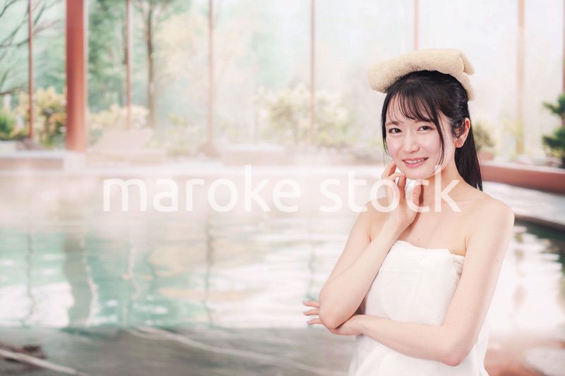温泉でゆっくりとリラックスをする若い女性