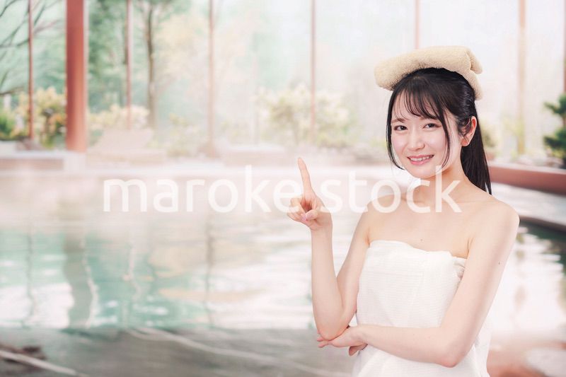 温泉でゆっくりとリラックスをする若い女性