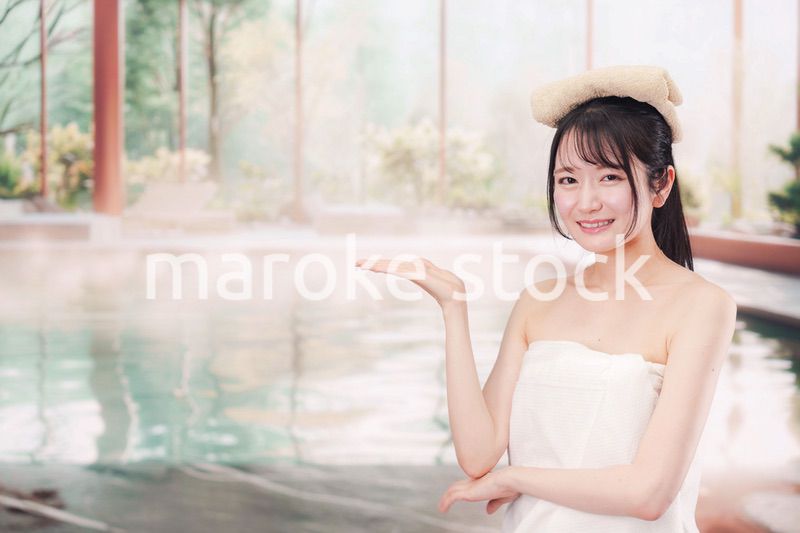 温泉でゆっくりとリラックスをする若い女性