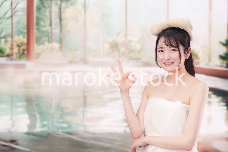 温泉でゆっくりとリラックスをする若い女性