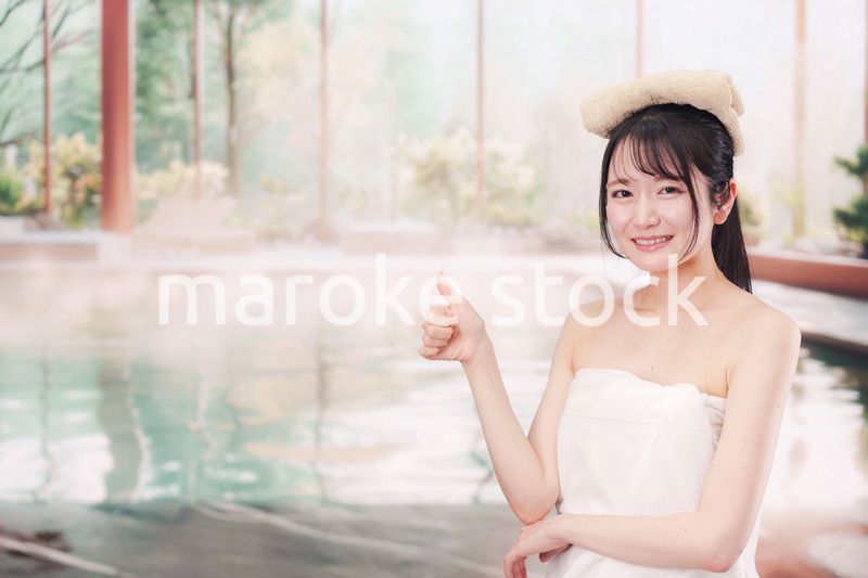 温泉でゆっくりとリラックスをする若い女性