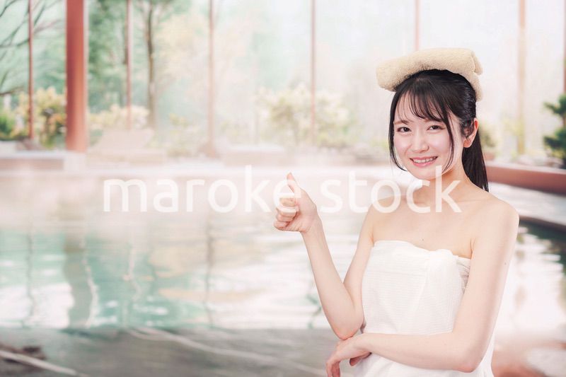温泉でゆっくりとリラックスをする若い女性
