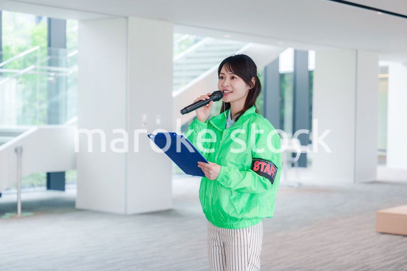 笑顔で案内をするイベントスタッフ