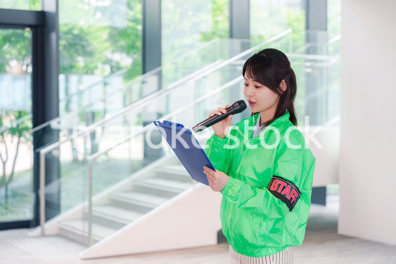 笑顔で案内をするイベントスタッフ