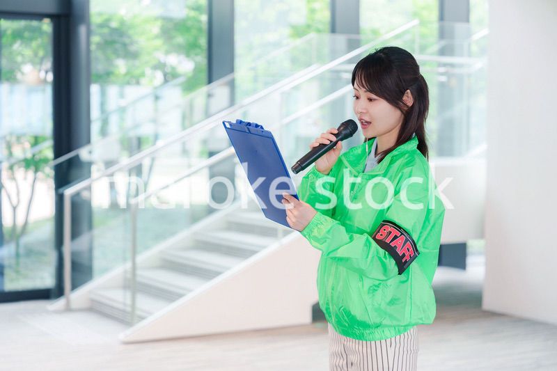 笑顔で案内をするイベントスタッフ