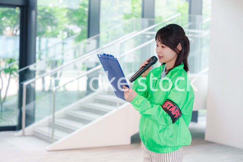 笑顔で案内をするイベントスタッフ