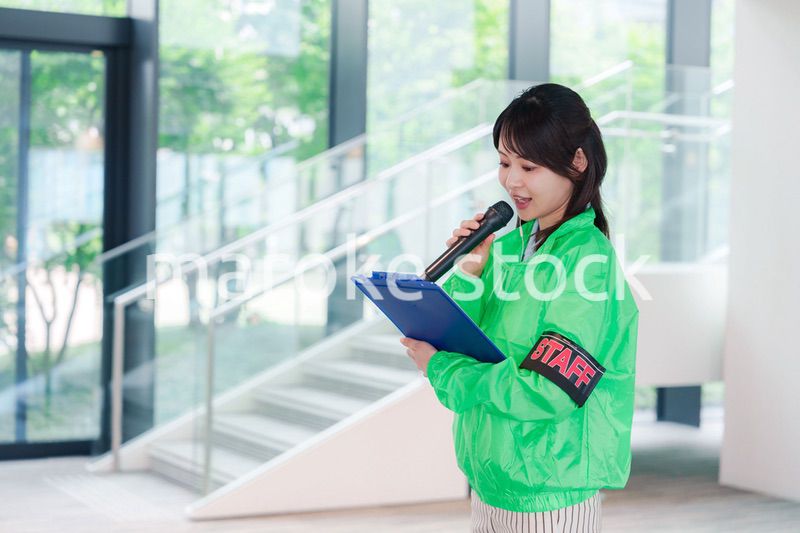 笑顔で案内をするイベントスタッフ