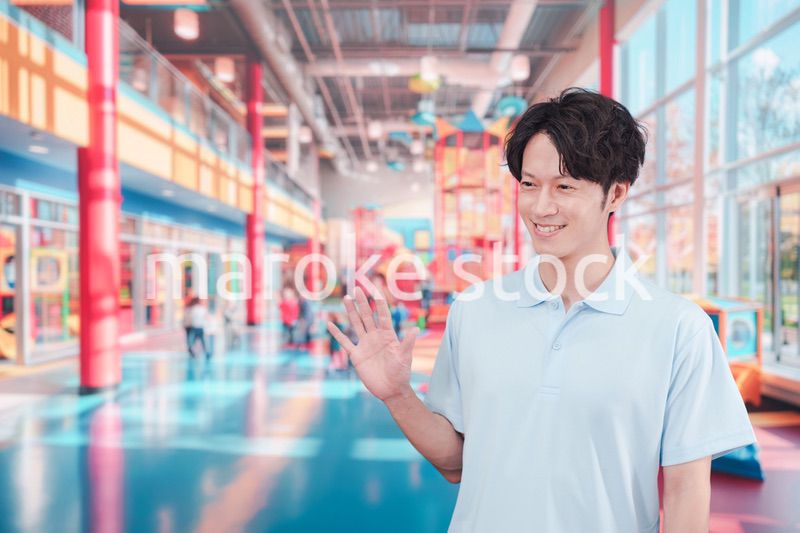 キッズスペースで働く若い男性