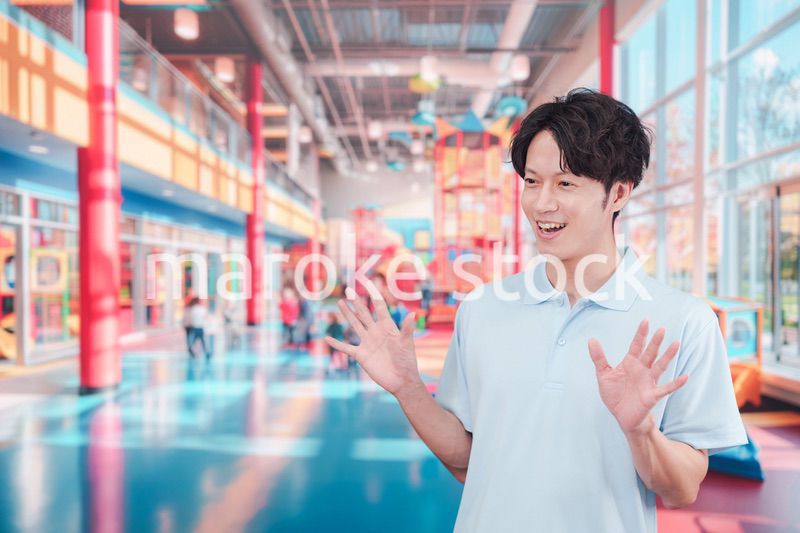 キッズスペースで働く若い男性