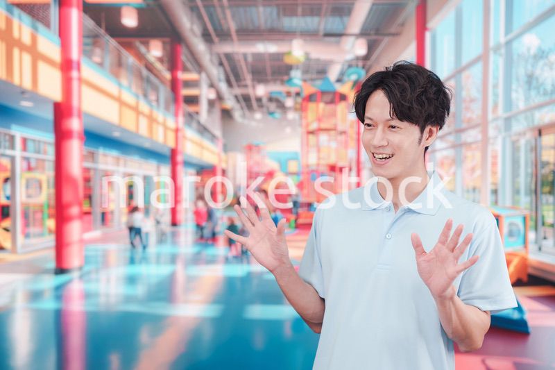 キッズスペースで働く若い男性